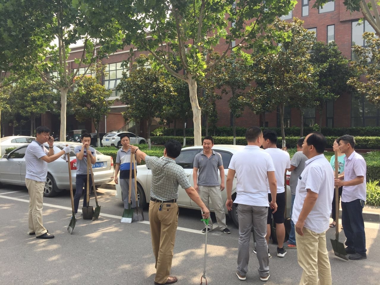 2017年6月19日后勤处志愿者义务劳动 (20).jpg 2017年6月19日后勤处志愿者义务劳动 (20).jpg